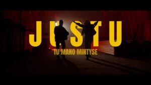 Atlikėjas JUSTU pristato naują klipą: jame – kaubojiškos skrybėlės ir