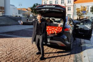 Pristatydamas naują dainą, romantiškiausias Lietuvos dainininkas išdalino tūkstantį rožių