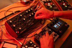 „Moog“ pristato žurnalą „Labyrinth“ – „Decoded Magazine“.