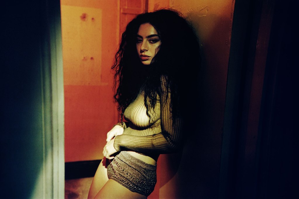 Charli XCX patvirtina „Letterboxd“ paskyrą, nes gerbėjai skrodžia jos mėgstamiausius