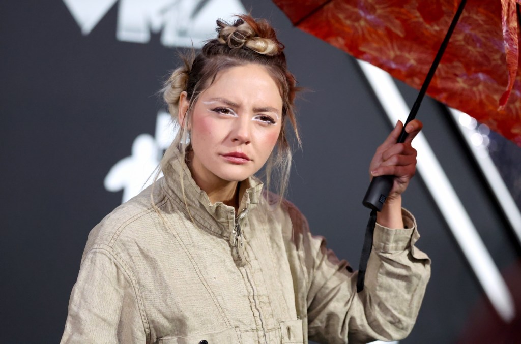 Gracie Abrams, Dora Jar reaguoja į gerbėjų peticiją, kad pakeistų