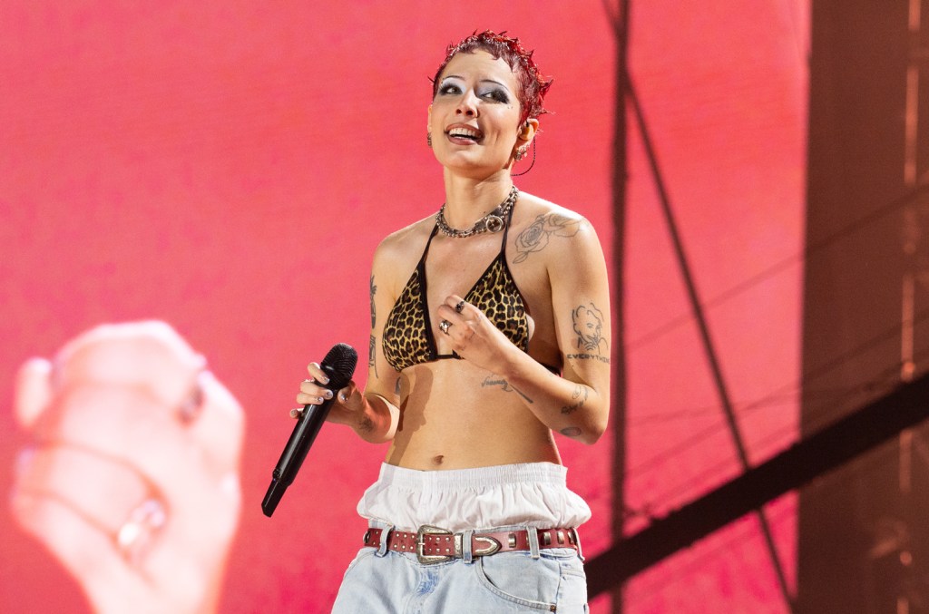 Halsey atskleidžia, kad būdama paauglė užsisakė sunkius pasirodymus Naujajame Džersyje