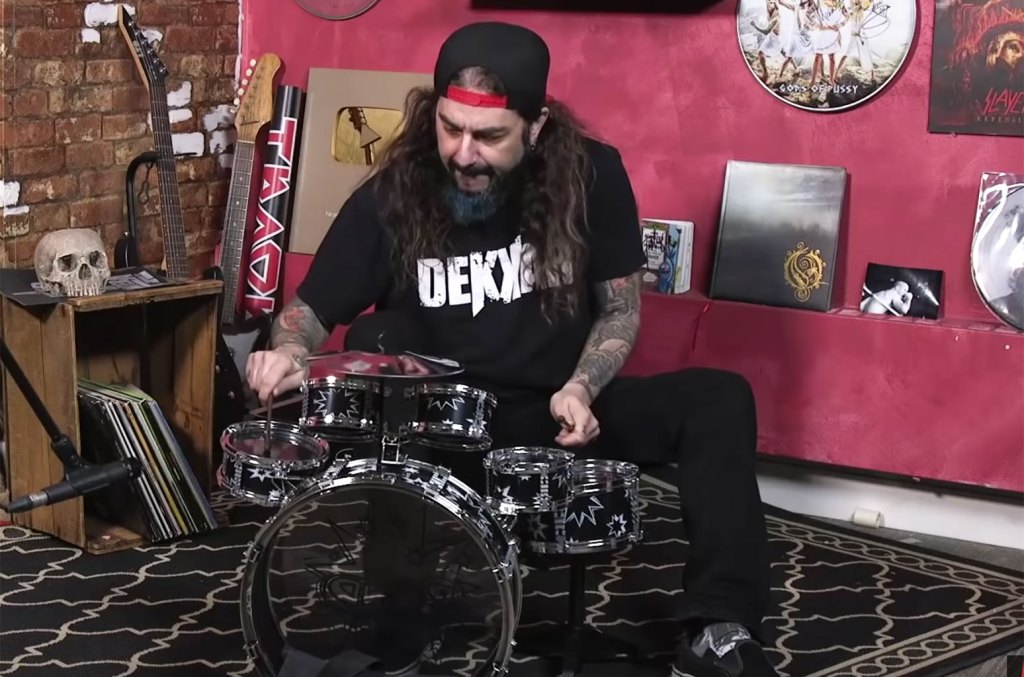 Mike'as Portnoy'as būgnais sprendžia Taylor Swift dainą „Shake It Off“.
