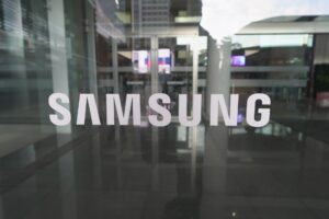 Ryškesni OLED ir AI integracija