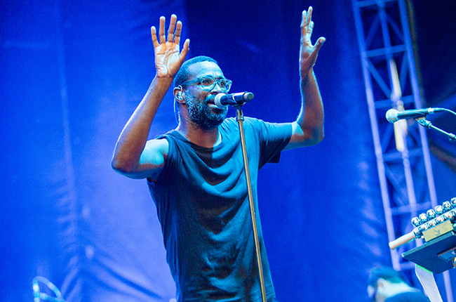 Televizija per radiją „Tunde Adebimpe“ skelbia debiutinį solo albumą