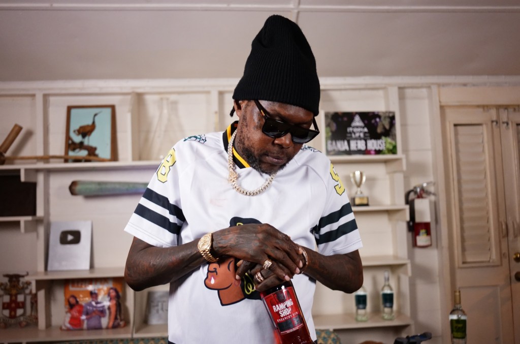 „Vybz Kartel“ praneša, kad „Vybz yra karaliaus“ „Deluxe“ albumas su
