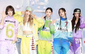 Newjeans atidengia naują grupės pavadinimą „Hybe“ ir „Ador Feud“
