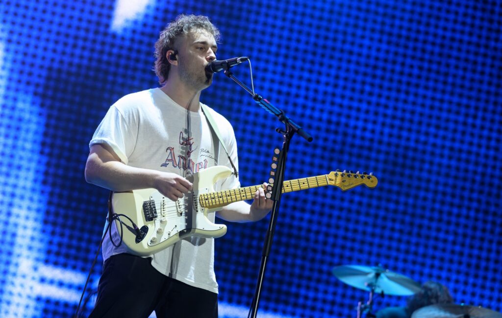 Sam Fender dalijasi raminančiu nauja baladė „Prisimink mano vardą“