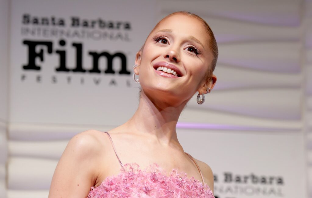 „Ariana Grande“ ragina pramogų įmones į sutartis įtraukti psichinės sveikatos