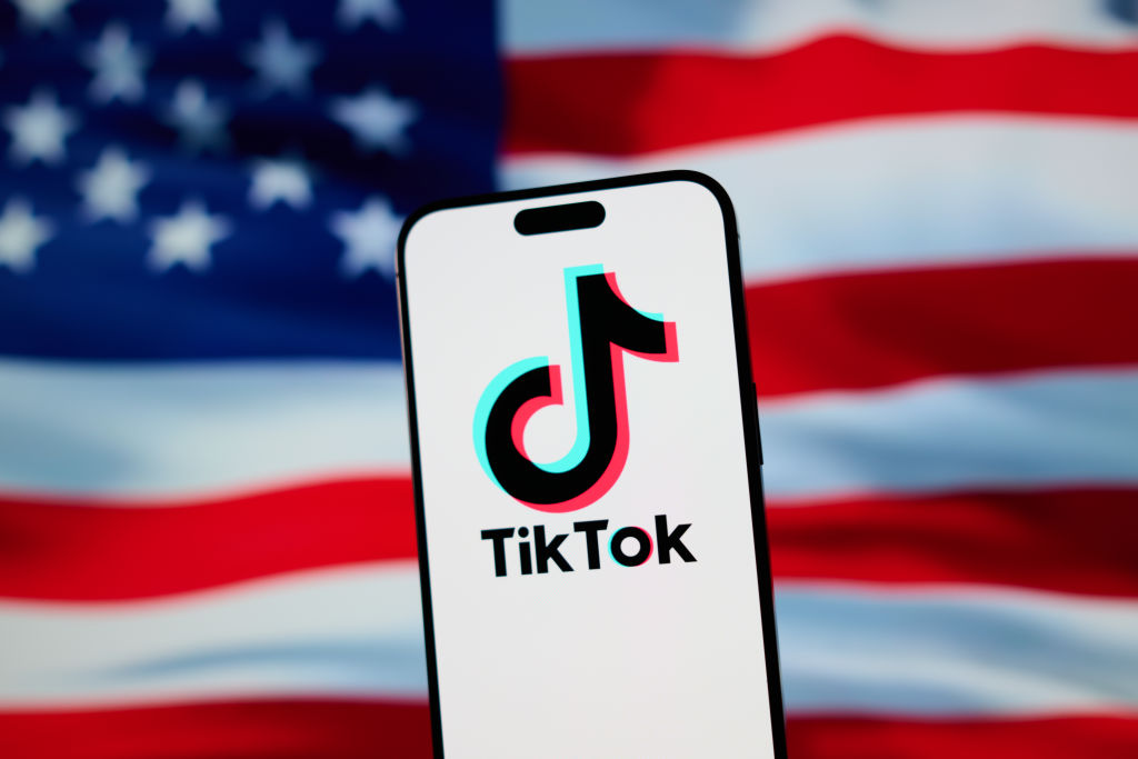 „Tiktok“ vėl grįžta į „App Store“ ir „Play Store“ JAV