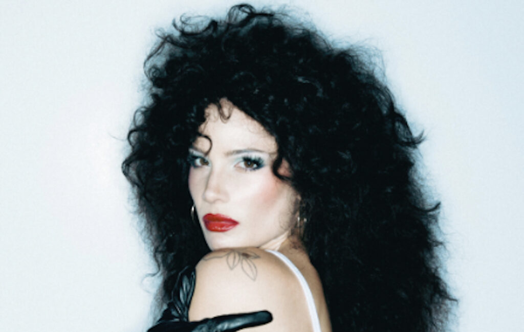 Halsey praneša apie naują singlą „Hand, kuris maitinasi“ su „Evanescence“