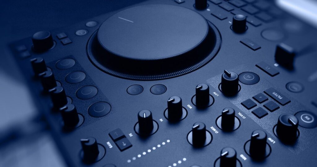 „Native Instruments“ pristato naujos kartos „Traktor“ aparatinę įrangą MX2