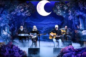 Phoebe Bridgers filme „Fallon“ vaidina „Lost Boys“ versijas.