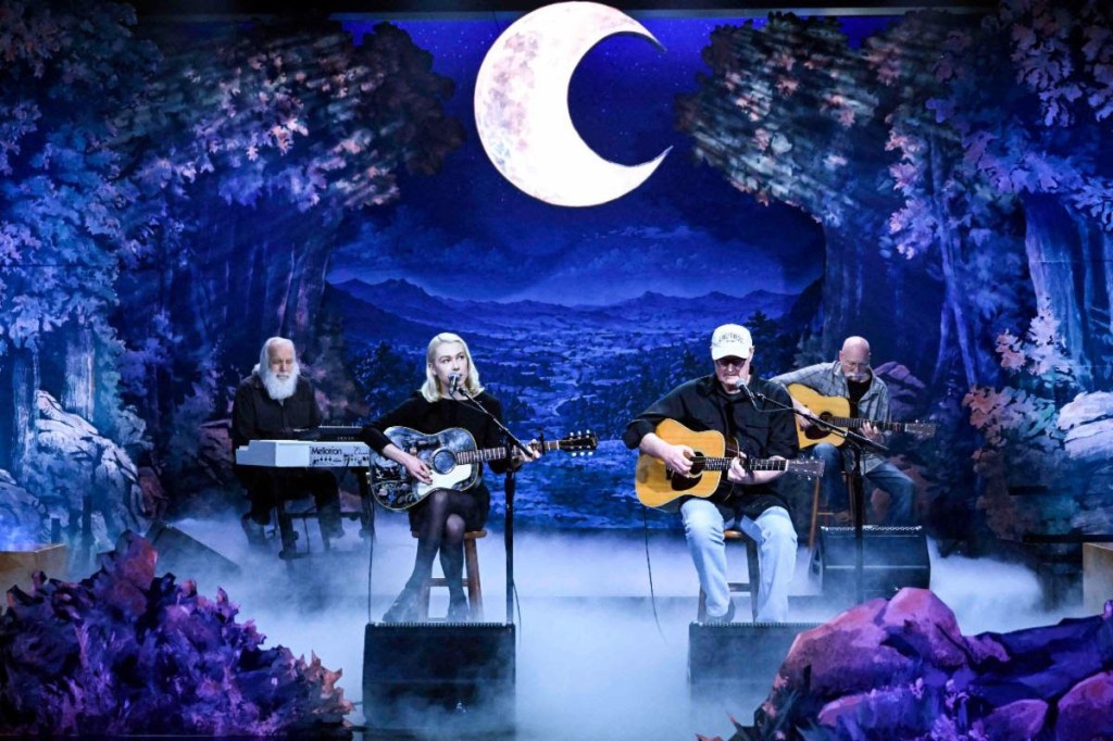 Phoebe Bridgers filme „Fallon“ vaidina „Lost Boys“ versijas.