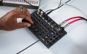 „Korg“ išleido NTS-4: „Sukurkite pats“ analoginį našumo maišytuvą, skirtą aparatūros